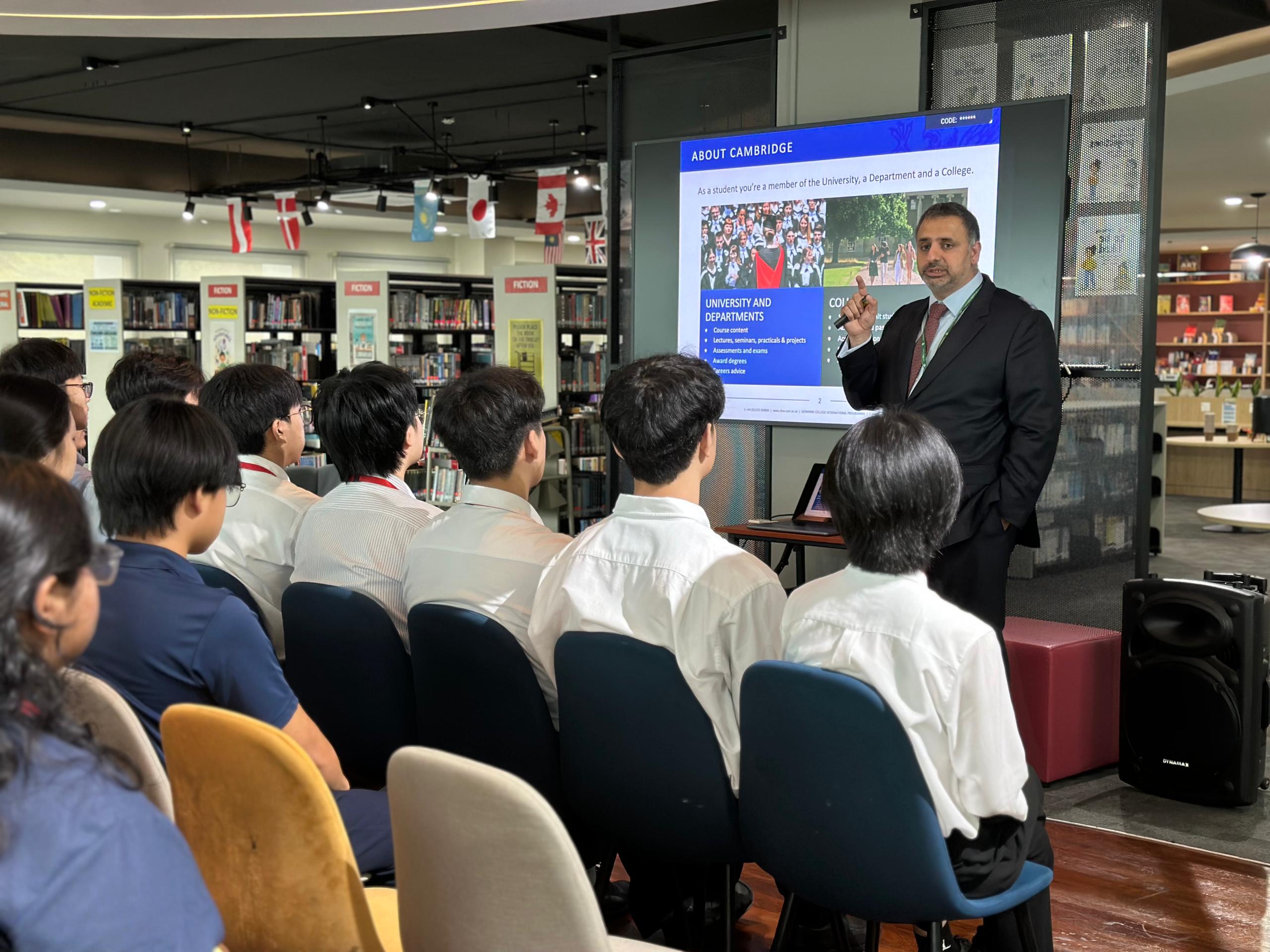 Dr Kamran Yunus memberi ceramah kepada murid murid dari Sri KDU