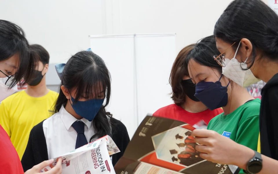Sri KDU Subang Jaya students planning future study path during the University Fair as part of our Future Proof Preparation programme