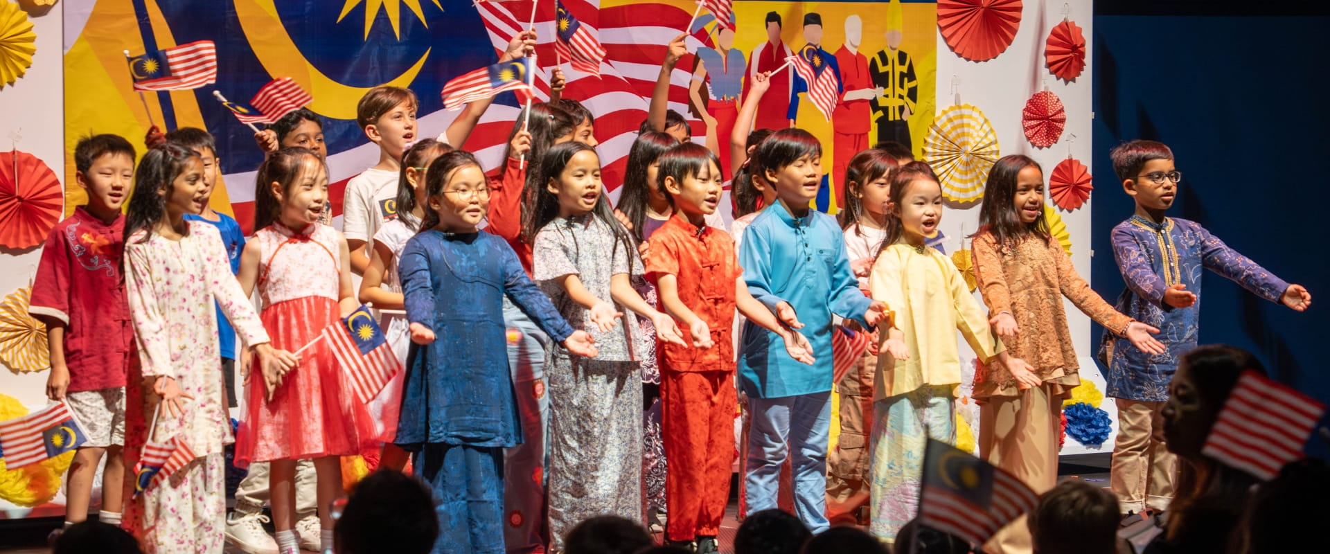 IntStu.25- Header Photo 1920px – 800px